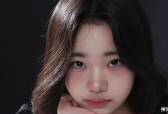 小S的第3个女儿发自拍照，14岁就很漂亮，外形完成惊艳蜕变