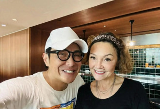 张柏芝母亲戴莎妮罕露脸，在街边茶档喝茶聊天，怀抱爱犬生活惬意