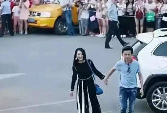 51岁的何炅，牵手54岁的杨钰莹