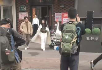 伊能静陪秦昊回沈阳，穿白大衣吊牌都没摘