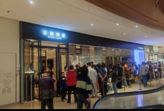 线下抢购狂热，线上估值分歧：老铺黄金的“涨价大考”