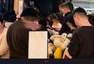 线下抢购狂热，线上估值分歧：老铺黄金的“涨价大考”