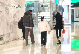 范志毅一家法国度假，小17岁妻子打扮洋气似明星，他站身旁像保镖