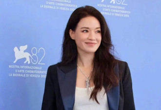 舒淇红毯史上最随意的穿搭，让她轻松赢麻了