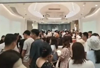 买个金镯子省下机票钱！春节三亚免税城大排队