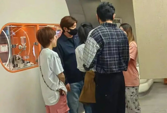  46岁郭京飞拜年被偶遇 穿两件羽绒服有些发福 
