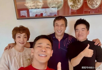 张嘉译过年回西安老家,带王海燕除夕剪头发，56岁妻子王海燕却优雅年轻宛如少女