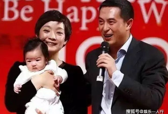 张嘉译过年回西安老家,带王海燕除夕剪头发，56岁妻子王海燕却优雅年轻宛如少女
