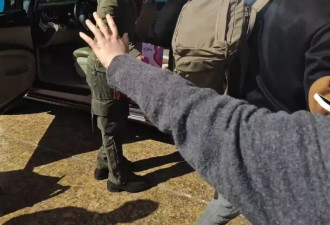 撒贝宁携妻儿回武汉,躬身和网友合影数他最高,穿厚底鞋得有180