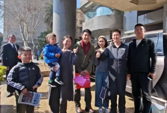 撒贝宁携妻儿回武汉,躬身和网友合影数他最高,穿厚底鞋得有180