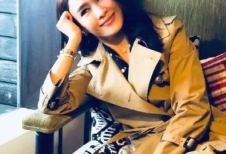 54岁黎姿同框富商老公高调庆生！穿白T恤超减龄，被宠上天好幸福