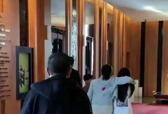 马筱梅晒新生儿照片!满脸幸福素颜也超美,汪大爷抱着孙子超开心
