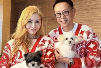56岁李嘉欣金发亮相贺新春，与丈夫抱狗拜年，15岁儿子颜值身高双逆袭