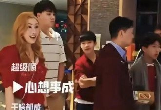 56岁李嘉欣金发亮相贺新春，与丈夫抱狗拜年，15岁儿子颜值身高双逆袭