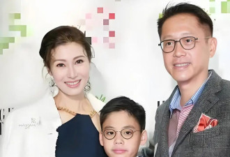 56岁李嘉欣金发亮相贺新春，与丈夫抱狗拜年，15岁儿子颜值身高双逆袭