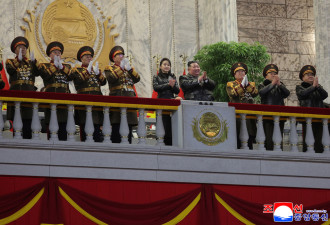 金正恩父女视察阅兵 接班"C位"稳固 同款大衣抢眼