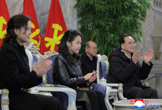金正恩父女视察阅兵 接班"C位"稳固 同款大衣抢眼