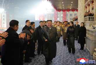 金正恩父女视察阅兵 接班"C位"稳固 同款大衣抢眼