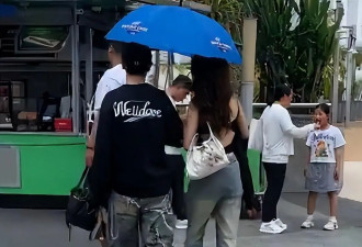 黄晓明带新女伴国外度假！牵手打伞很亲密，女方整容脸、蜂腰翘臀，神似前妻Angelababy