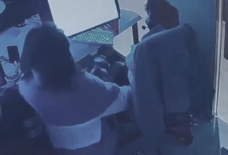 中国女子闯入网咖包厢脱裤 男子大声呼救