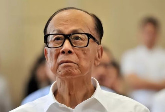 97岁李嘉诚身体回春，不用搀扶独立行走