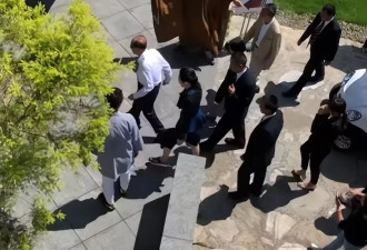 97岁李嘉诚身体回春，不用搀扶独立行走