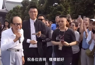 97岁李嘉诚身体回春，不用搀扶独立行走