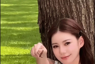 小箖箖与姐姐去探望后妈，玥儿抱小弟弟动作娴熟