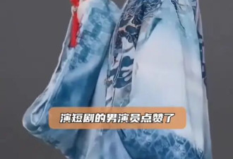 45岁男演员和75岁刘晓庆拍吻戏，男配却疑似内涵其“受工伤”，真相竟然是这样！