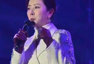 落毛凤凰不敌鸡？李思思亮相河北县城演出，气质毫无差距令人心碎