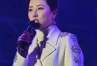 落毛凤凰不敌鸡？李思思亮相河北县城演出，气质毫无差距令人心碎