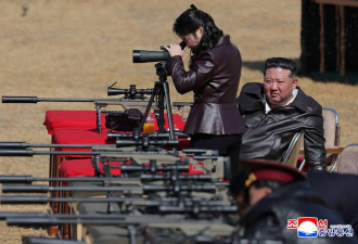 罕见 官媒发布金主爱试射狙击步枪独照