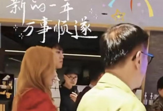 李嘉欣15岁儿子回香港过年，与父母外出拜年