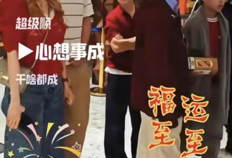 李嘉欣15岁儿子回香港过年，与父母外出拜年