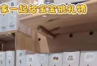 汪小菲一家给宝宝挑礼物！玥儿手撑下巴很认真