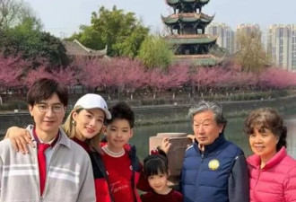 刘璇回成都婆家，一家6口合照，公婆都80多