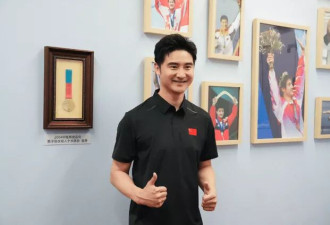 田亮一家四口春节三亚度假，亮仔180+高个还瘦
