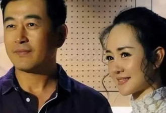 王志飞经超两家三亚过年，45岁小李琳穿粉裙甜美