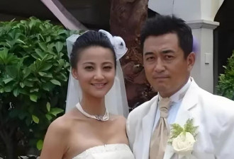 王志飞经超两家三亚过年，45岁小李琳穿粉裙甜美