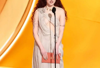 一条裙子秒杀整个娱乐圈！这位“平胸女神”天花板，20年没代餐