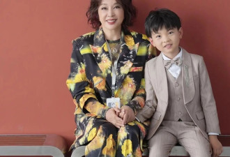 “刘晓庆”新剪了短发年轻35岁，穿西装+阔腿裤，美得像换了个人