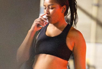 奥巴马女儿健身后边走边电子烟 很多网友…