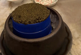 63岁关之琳春节聚餐，素雅装扮难掩优雅气质，香槟配鱼子酱会享受