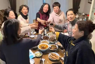 真正老戏骨都接地气，62岁何赛飞与老姐妹聚会