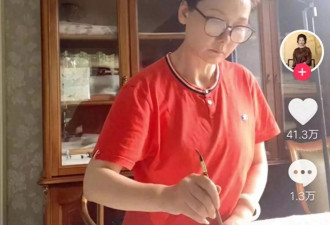 真正老戏骨都接地气，62岁何赛飞与老姐妹聚会