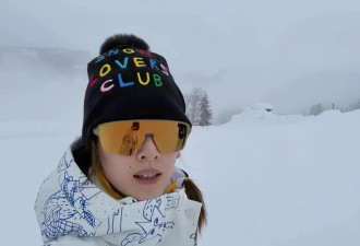章泽天素颜去雪山徒步：黑眼圈明显 面相都变了