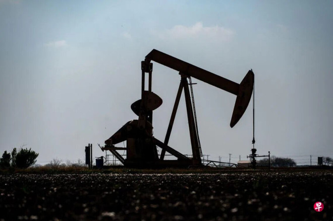 布伦特原油一度飙升13%，突破每桶82美元，创下2025年1月以来最高水平。 （彭博社）