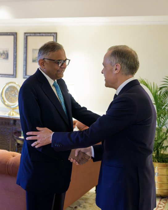 Le premier ministre Carney rencontre Natarajan Chandrasekaran, président du groupe Tata, à Mumbai, en Inde.