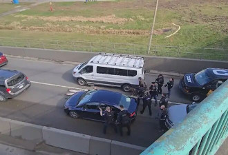 像拍电影大片！警方在隧道口抓捕嫌犯 交通瘫痪数小时