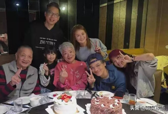 舒淇全家福曝光，姐弟颜值反差大